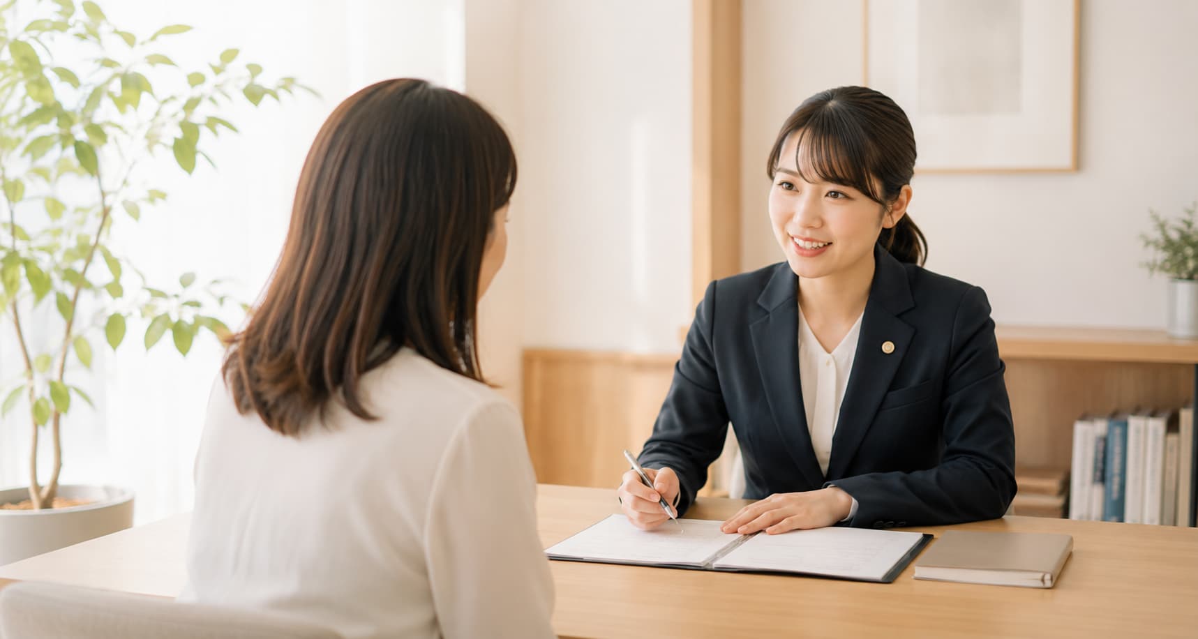 法律相談で内容を確認する弁護士と相談者